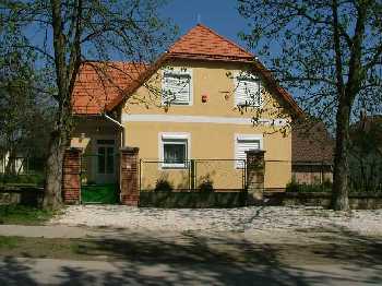 A lakóotthon bejárata